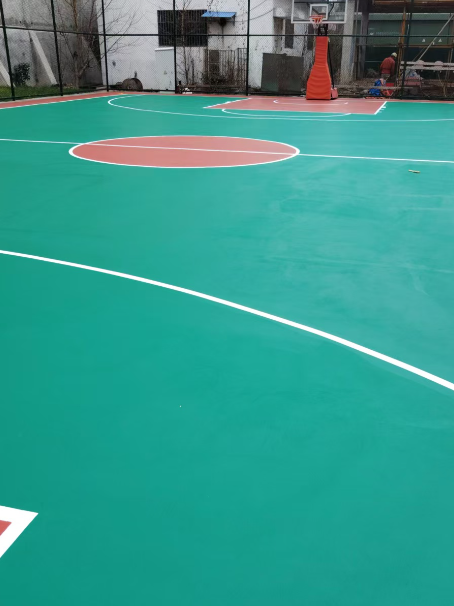 龙井 球场长期使用易出现地面开裂